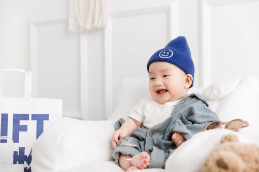 淄博宝宝吃奶蹬腿烦躁扭动